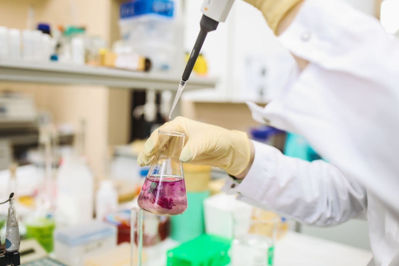 Patólogo en laboratorio moderno examinando muestras
