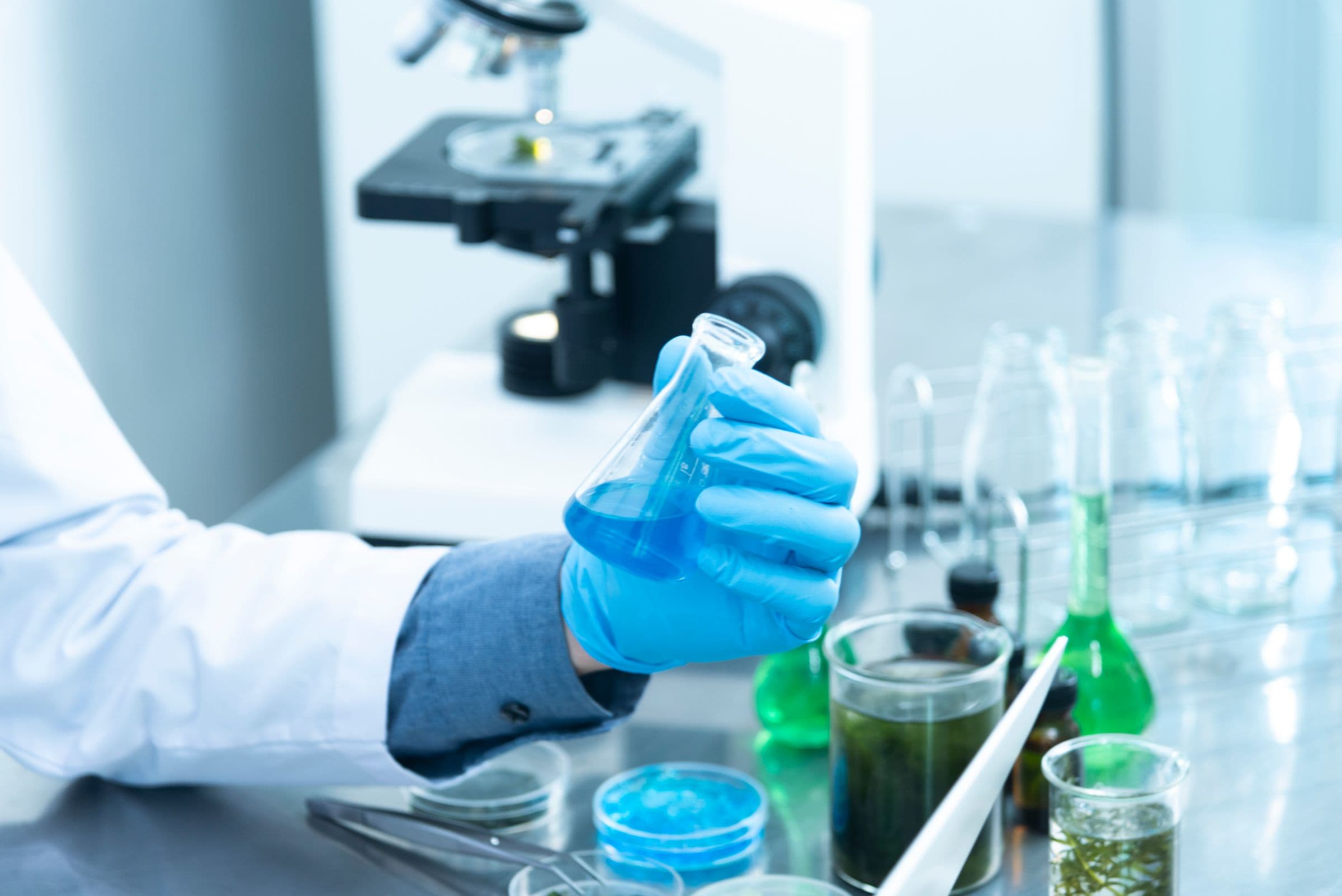 Laboratorio de anatomía patológica con microscopio y equipo médico